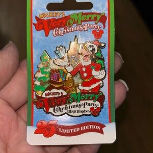 Mickey’s Very Merry 2008- Goofy Christmas Spin Pin, NWT
